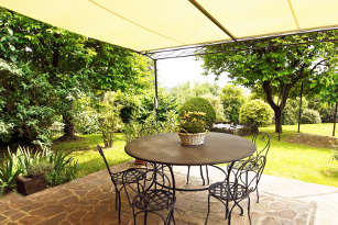 Tisch mit Stühlen auf Terrasse